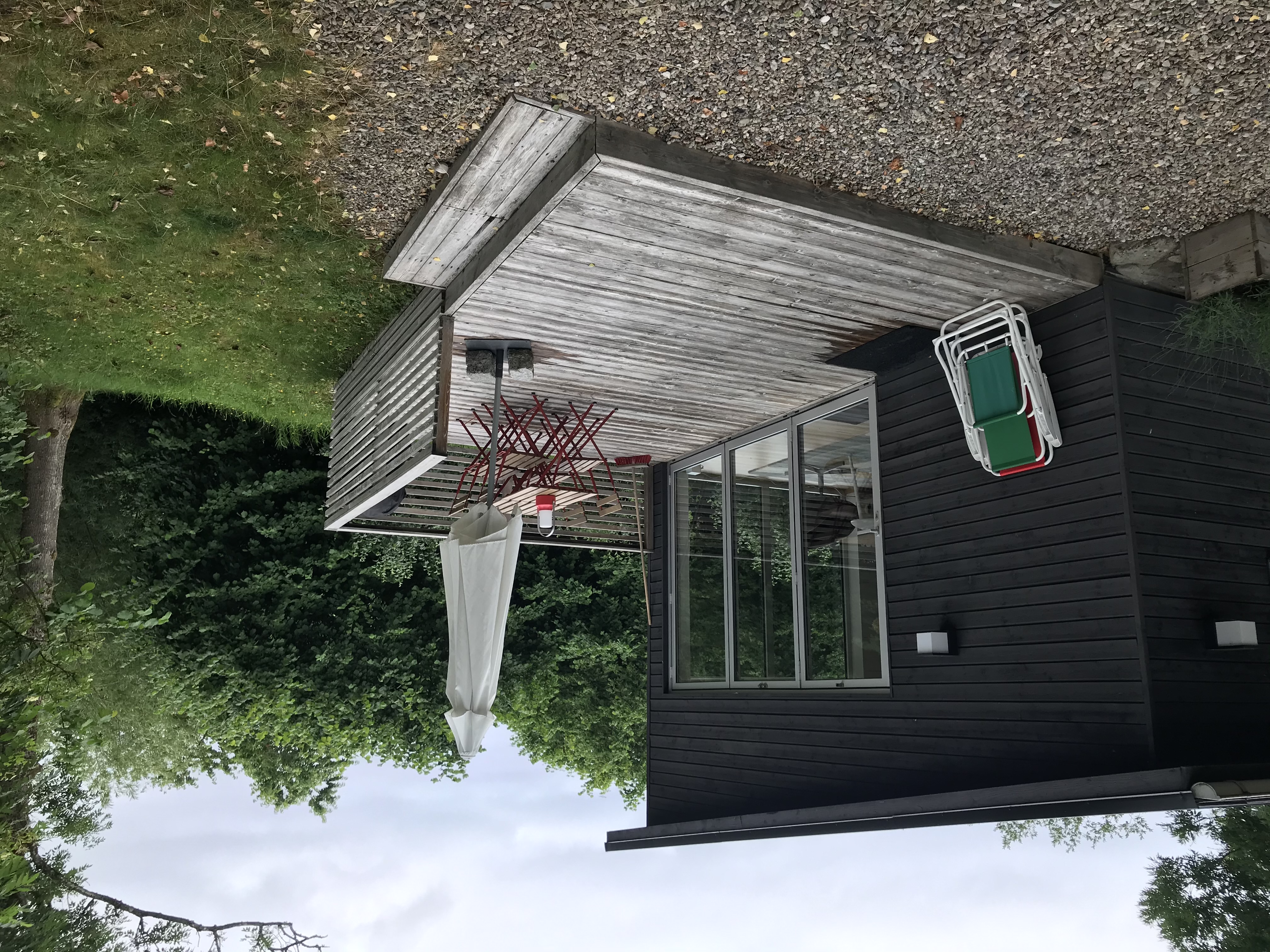 Det lilla svarta huset med sin uteplats vid Mellbybacken.