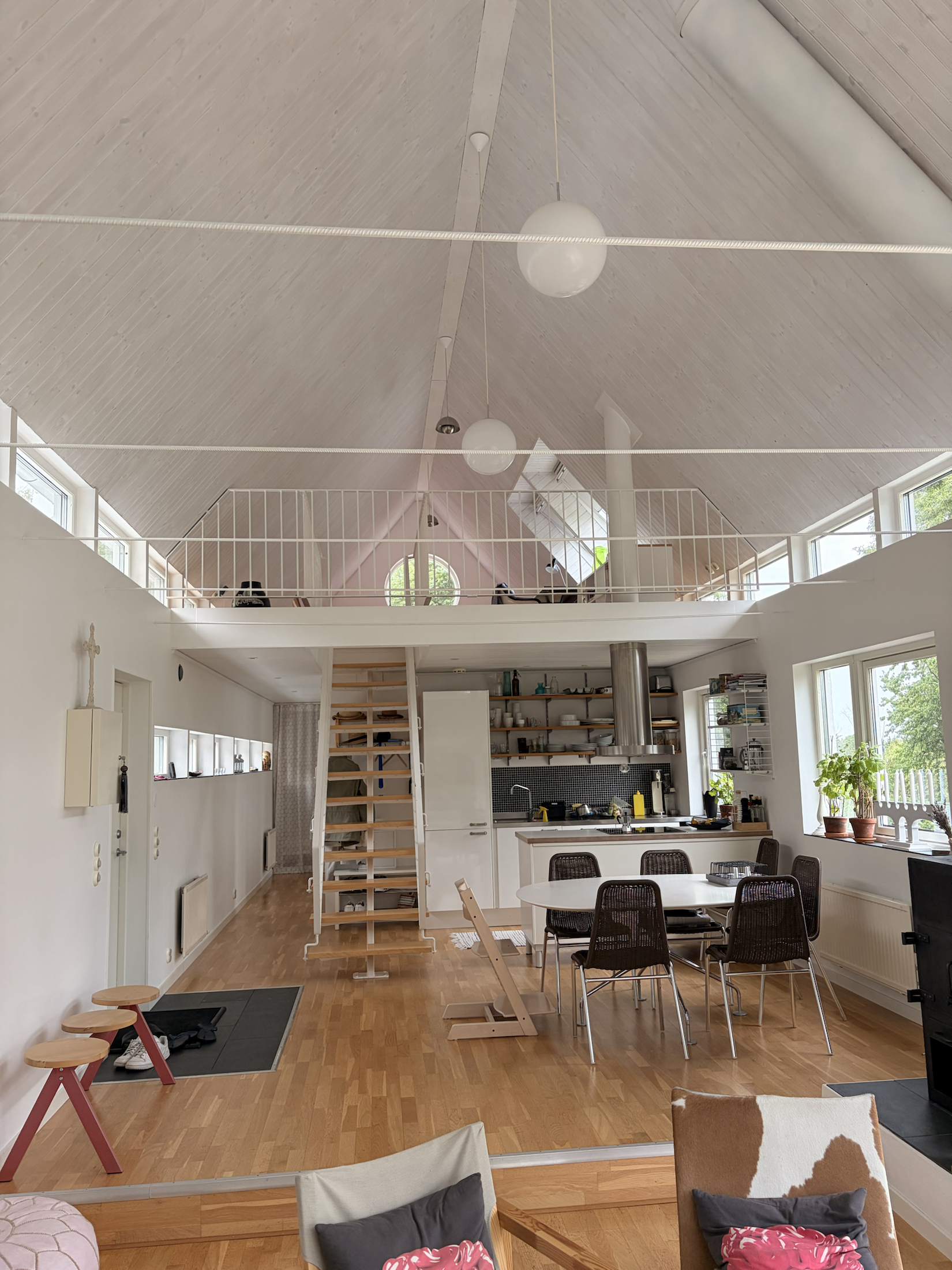 Det öppna allrummet med kök, matplats och loft.